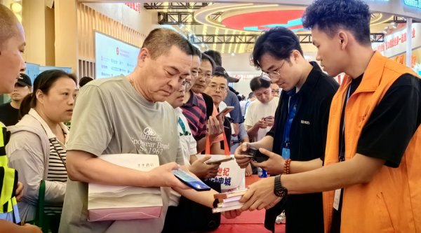 信弘配资 留存烽火记忆，抗战题材新书在上海书展签售排长队