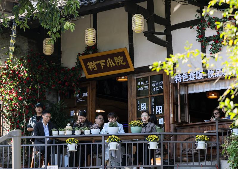 游客在四川恩阳古镇一家咖啡馆消遣。新华社资料图