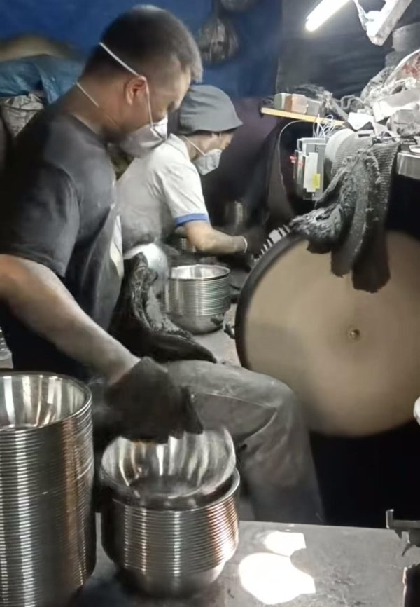 九融配资 湖南夫妻分享面盆抛光日常走红，当事人：每天做上千个，家人在身边就是最好